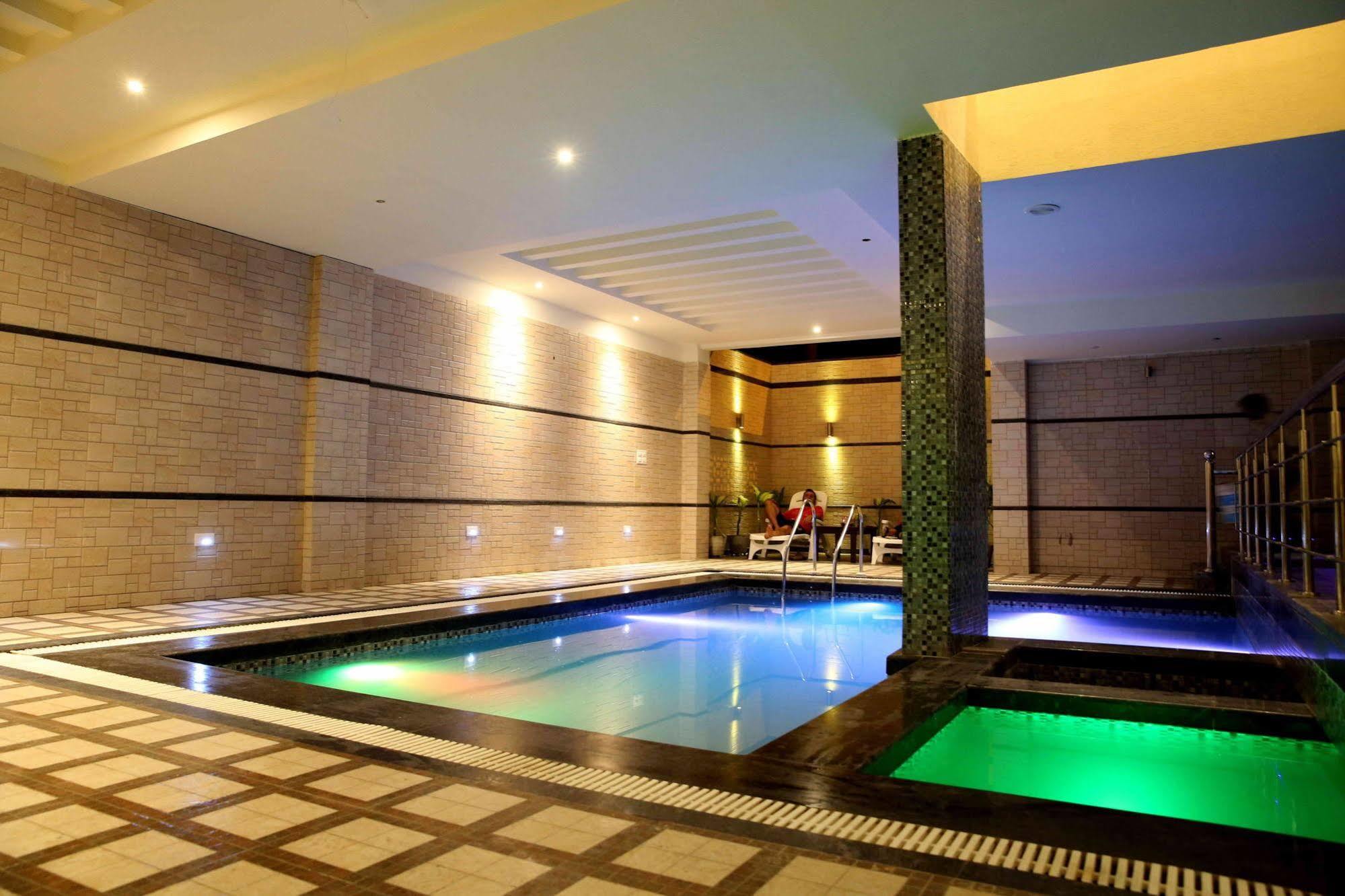 Hotel The Raj 3*